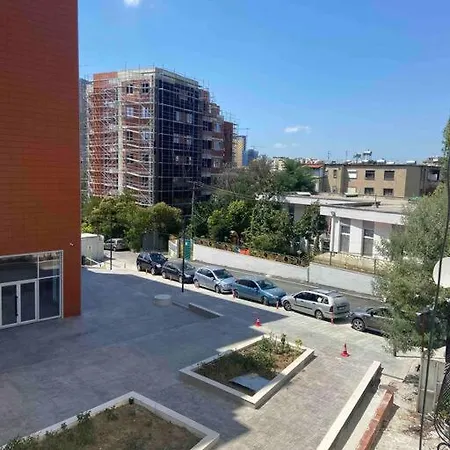 A Room In A Spacious Condo,10 Min Walk From Us Ambassy 地拉那