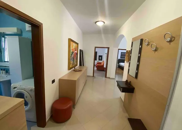 A Room In A Shared Condo,10 Min Walk From Us Ambassy *